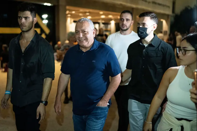גדי איזנקוט בדרך להפגנה בכיכר החטופים, 24 באוקטובר 2026