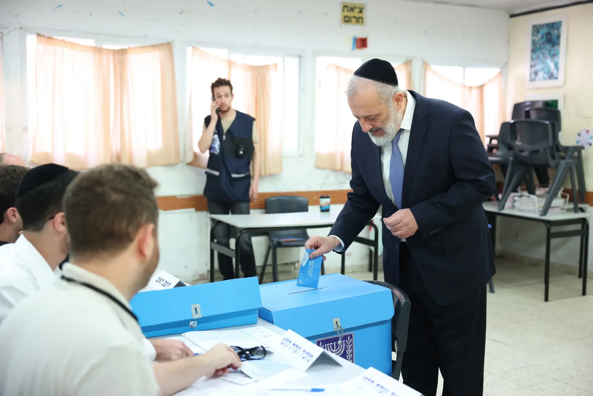 אריה דרעי יו"ר מצביע בקלפי, שכונת הר נוף בירושלים, 27 באוקטובר 2026
