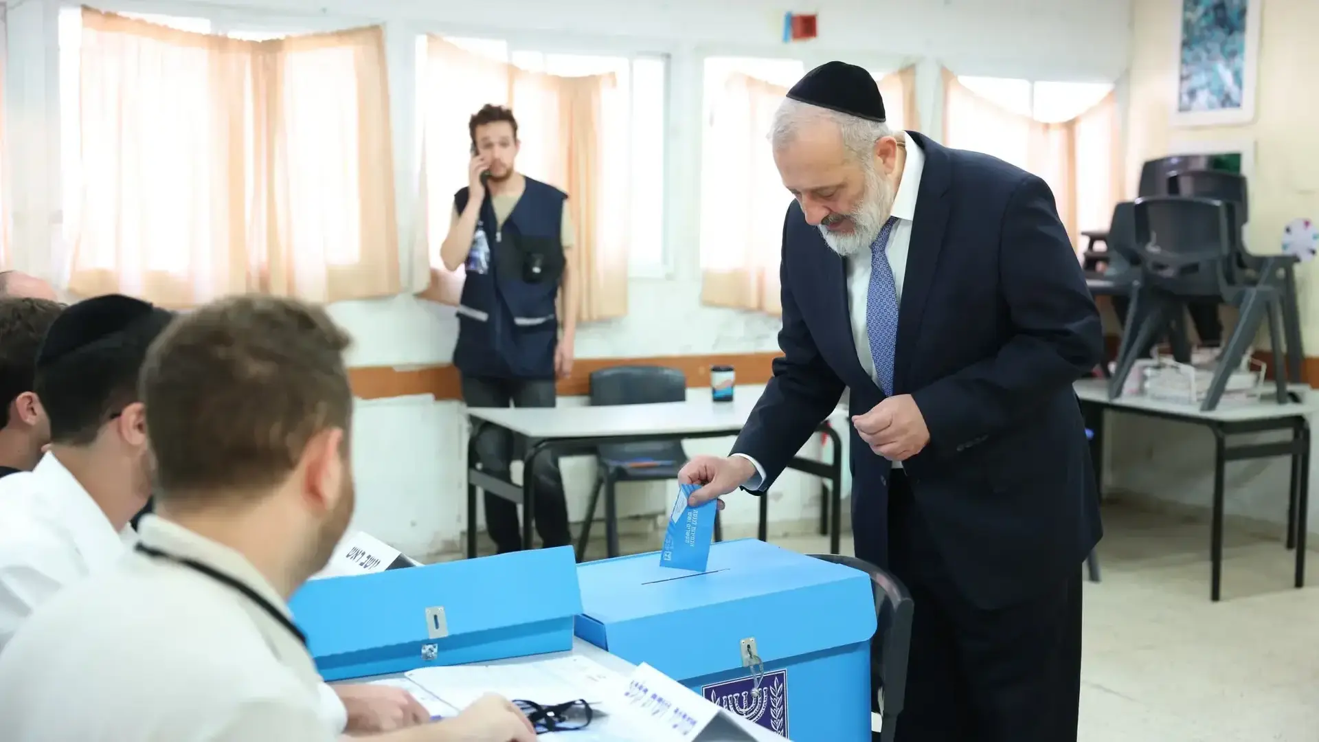 אריה דרעי יו"ר מצביע בקלפי, שכונת הר נוף בירושלים, 27 באוקטובר 2026
אריה דרעי יו"ר מצביע בקלפי, שכונת הר נוף בירושלים, 27 באוקטובר 2026