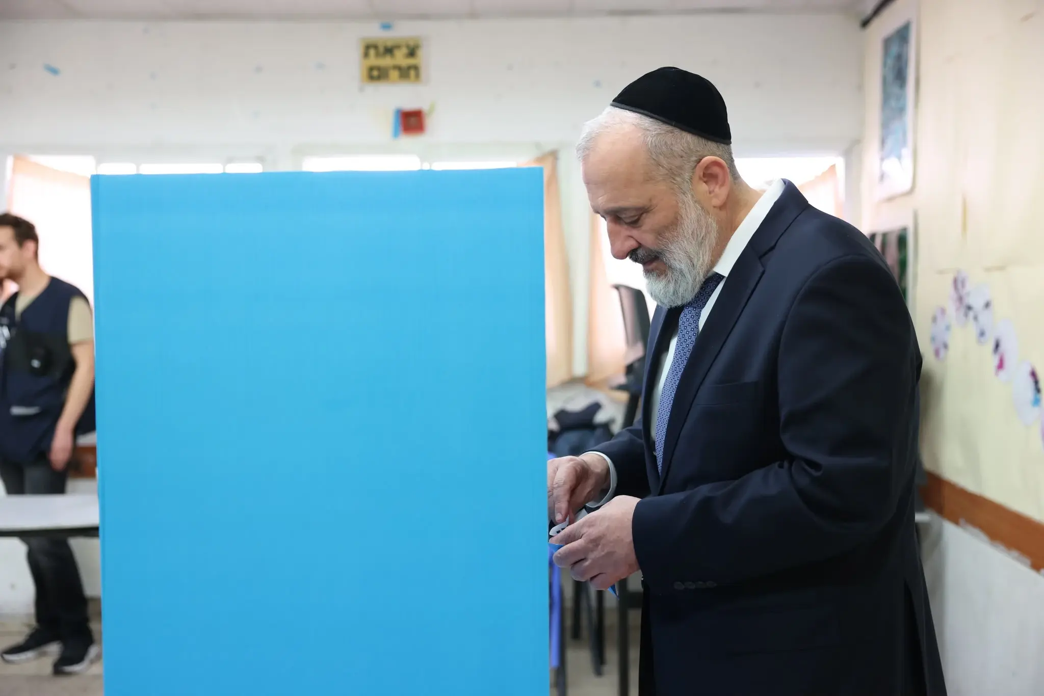 אריה דרעי יו"ר מצביע בקלפי, שכונת הר נוף בירושלים, 27 באוקטובר 2026
