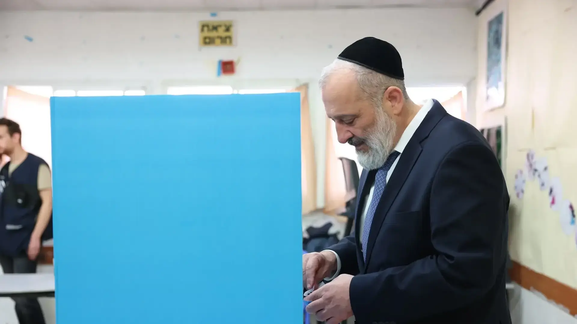יו"ר ש"ס הרב אריה דרעי הצביע כעת ראשון בקלפי בשכונת הר נוף בירושלים
