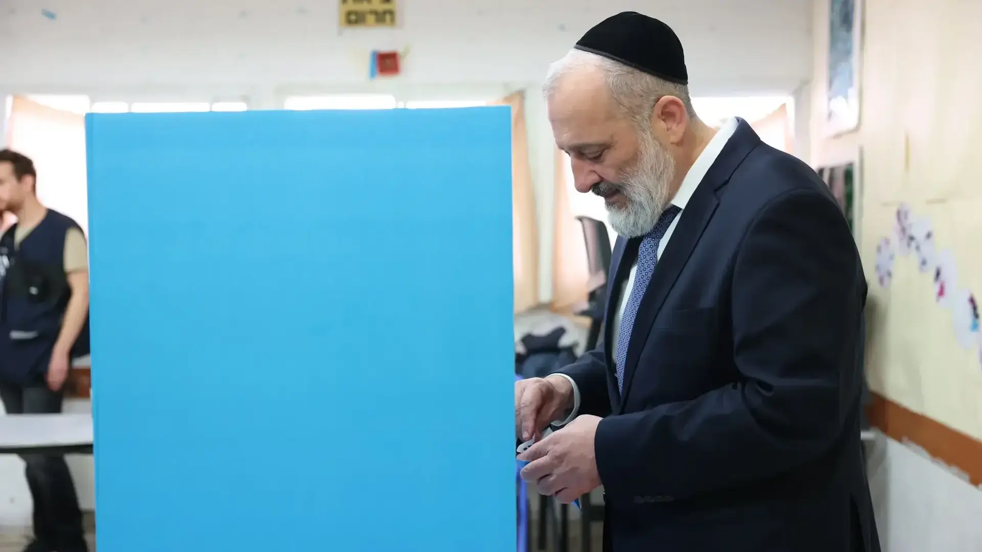 אריה דרעי יו"ר מצביע בקלפי, שכונת הר נוף בירושלים, 27 באוקטובר 2026
אריה דרעי יו"ר מצביע בקלפי, שכונת הר נוף בירושלים, 27 באוקטובר 2026