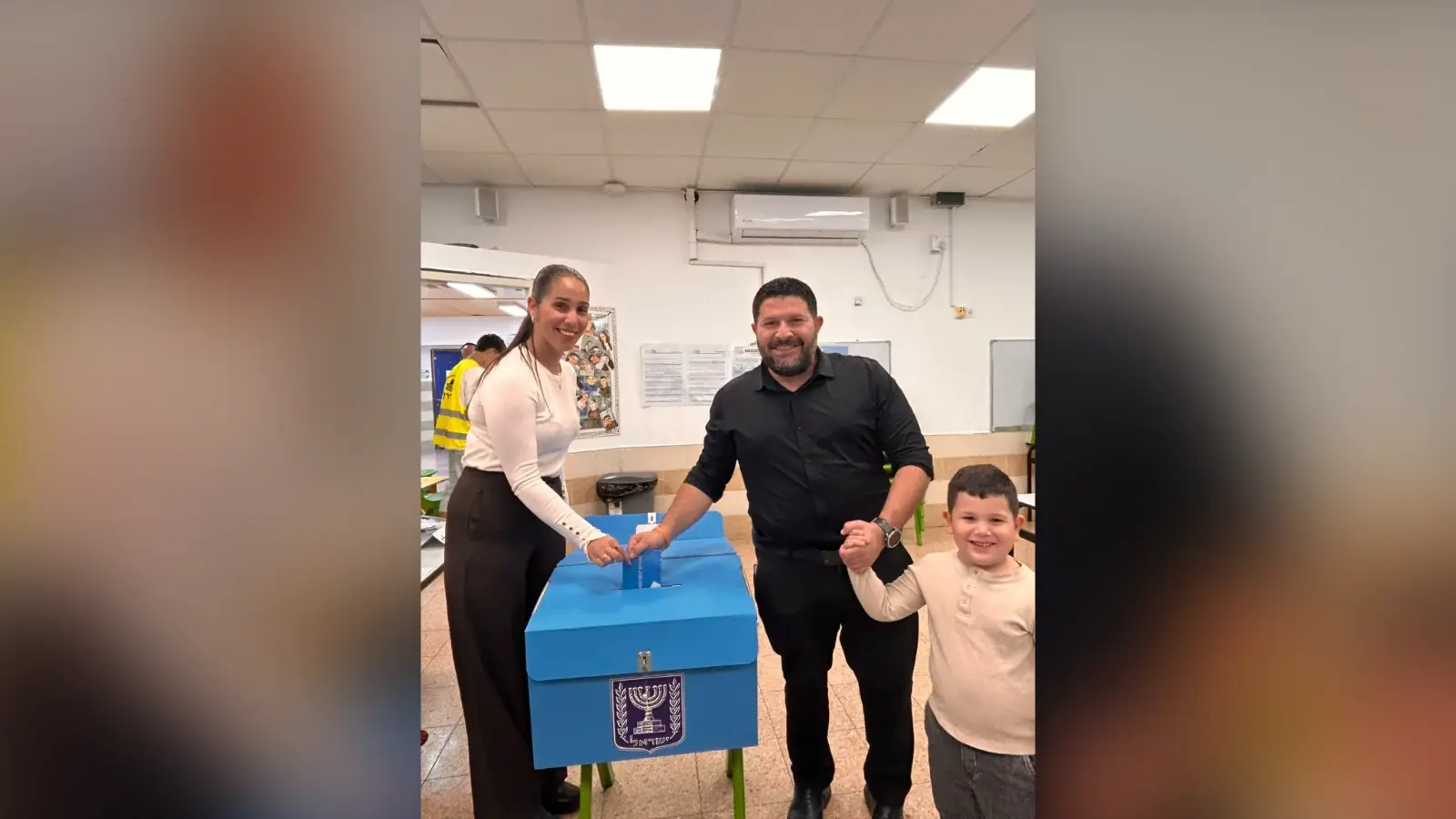 סגן השר אלמוג כהן מצביע בקלפי , אופקים, 27 באוקטובר 2026
