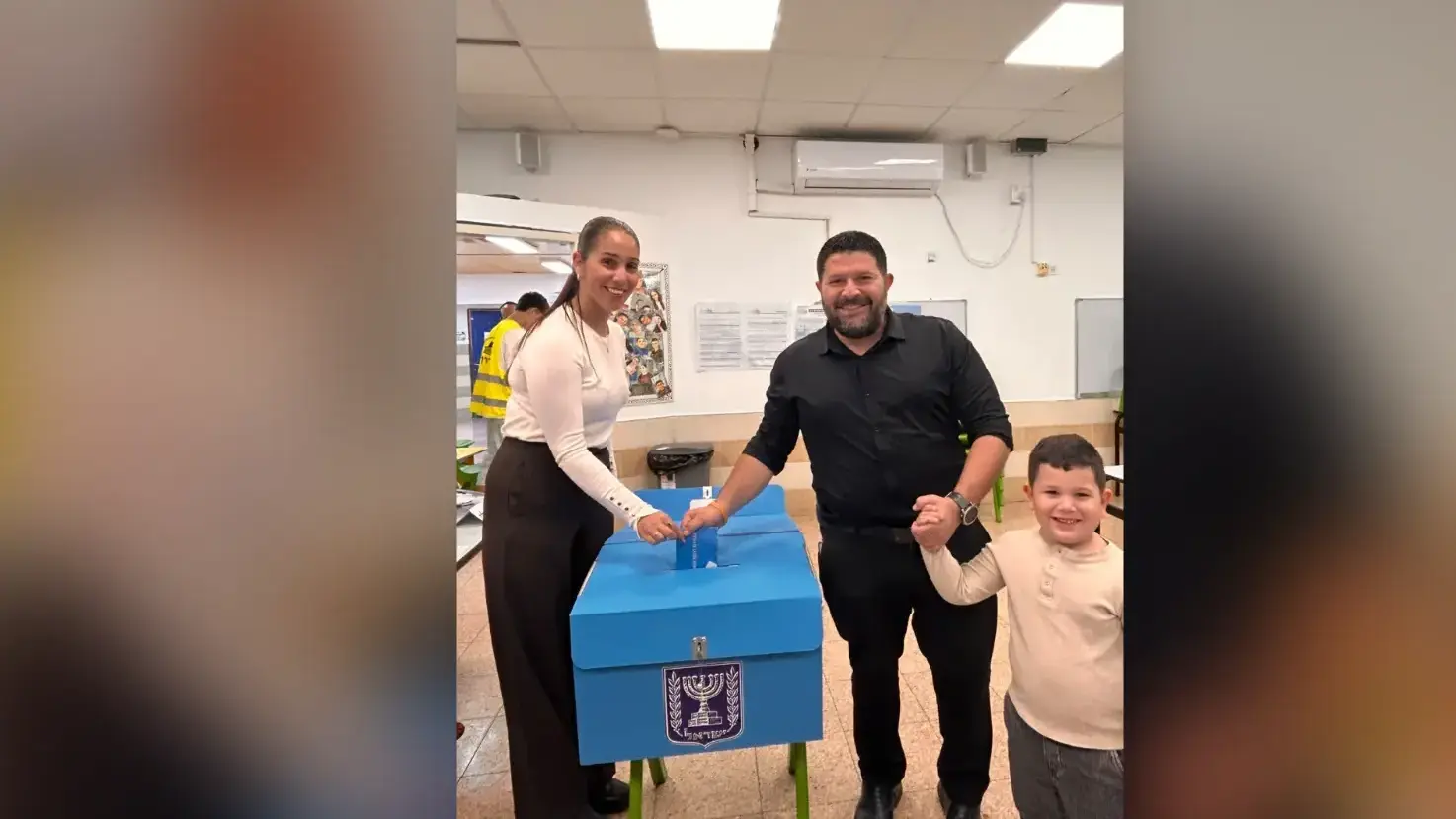 סגן השר אלמוג כהן מצביע בקלפי , אופקים, 27 באוקטובר 2026
סגן השר אלמוג כהן מצביע בקלפי , אופקים, 27 באוקטובר 2026