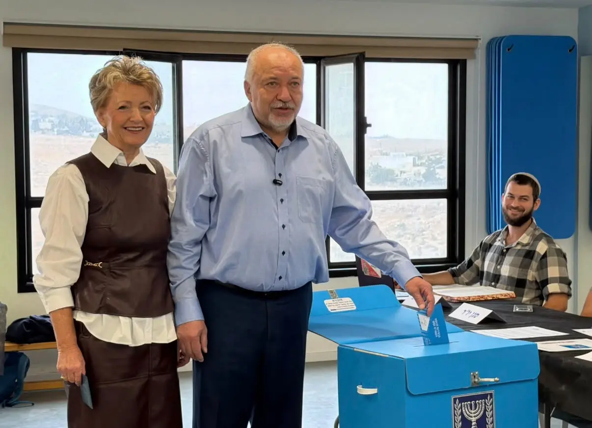 אביגדור ליברמן מצביע, 27 באוקטובר 2026