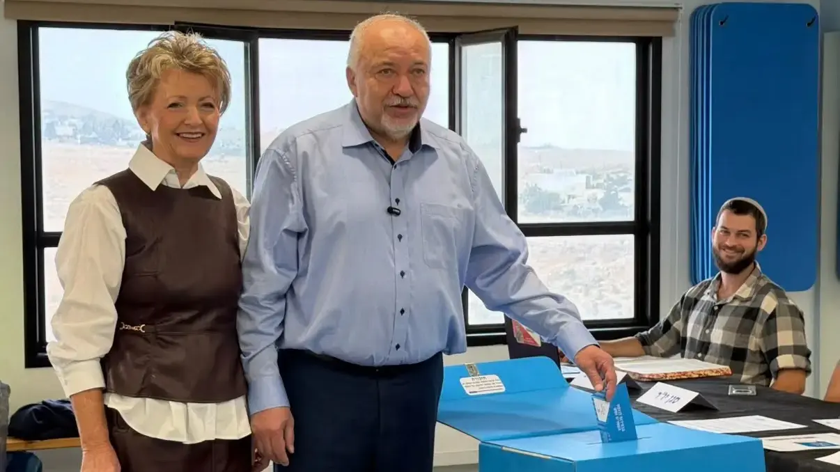 אביגדור ליברמן מצביע, 27 באוקטובר 2026 אביגדור ליברמן מצביע, 27 באוקטובר 2026