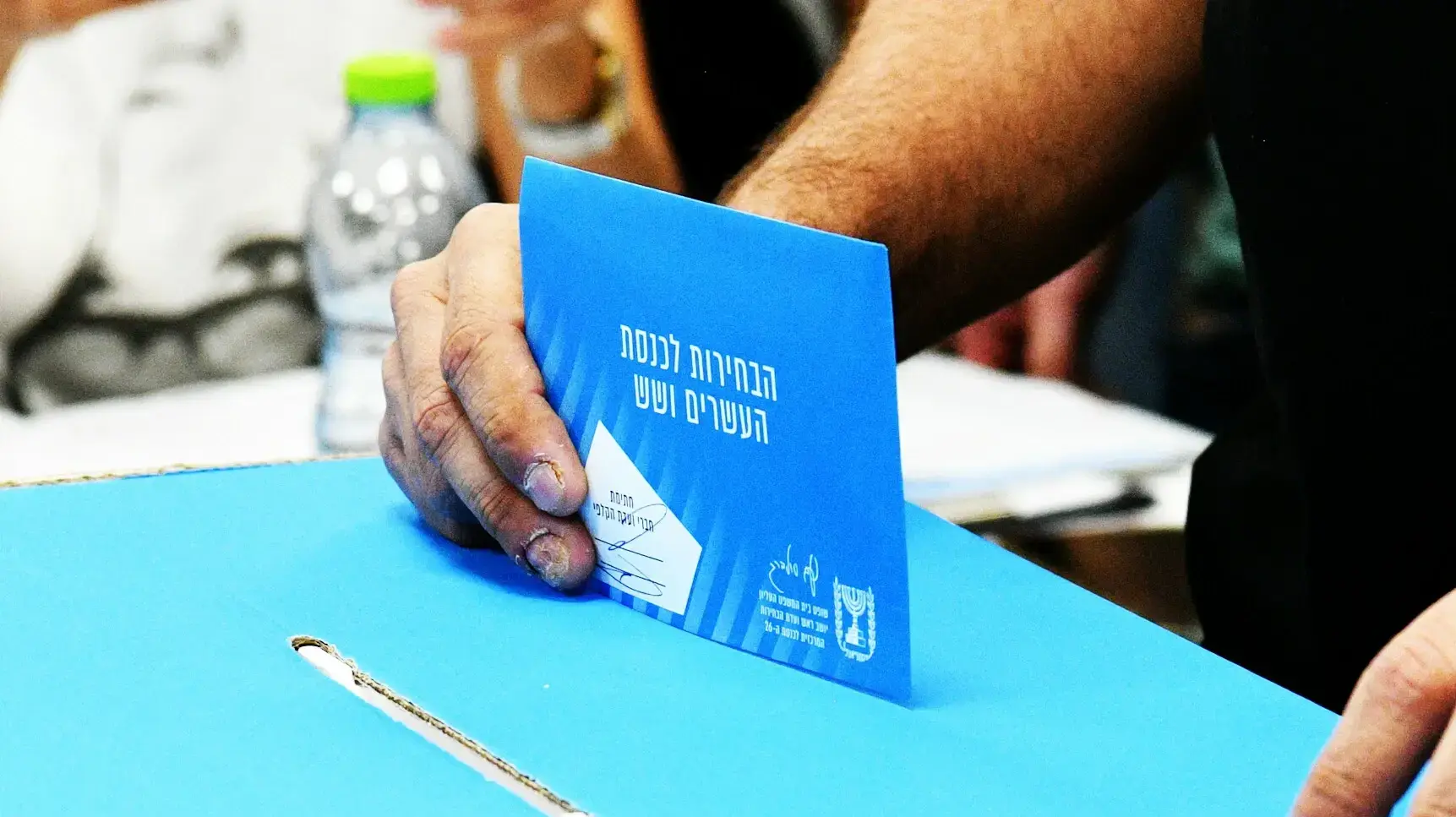 נפתלי בנט מצביע, רעננה, 27 באוקטובר 2026