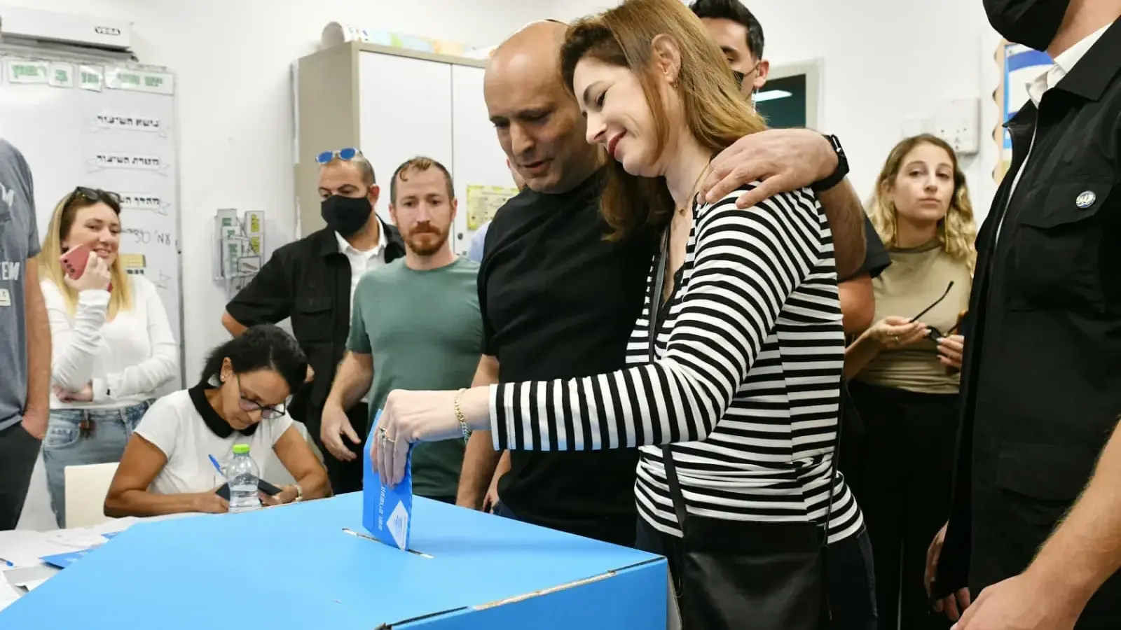 נפתלי בנט מצביע יחד עם רעייתו גילת, רעננה, 27 באוקטובר 2026 נפתלי בנט מצביע יחד עם רעייתו גילת, רעננה, 27 באוקטובר 2026