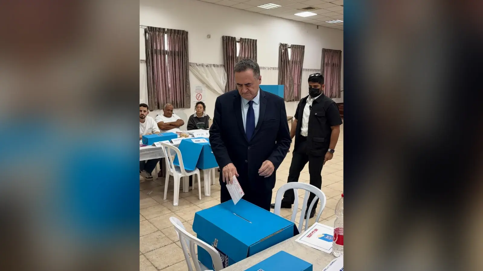 שר הביטחון ישראל כ"ץ מצביע במושב ינון, 27 באוקטובר 2026