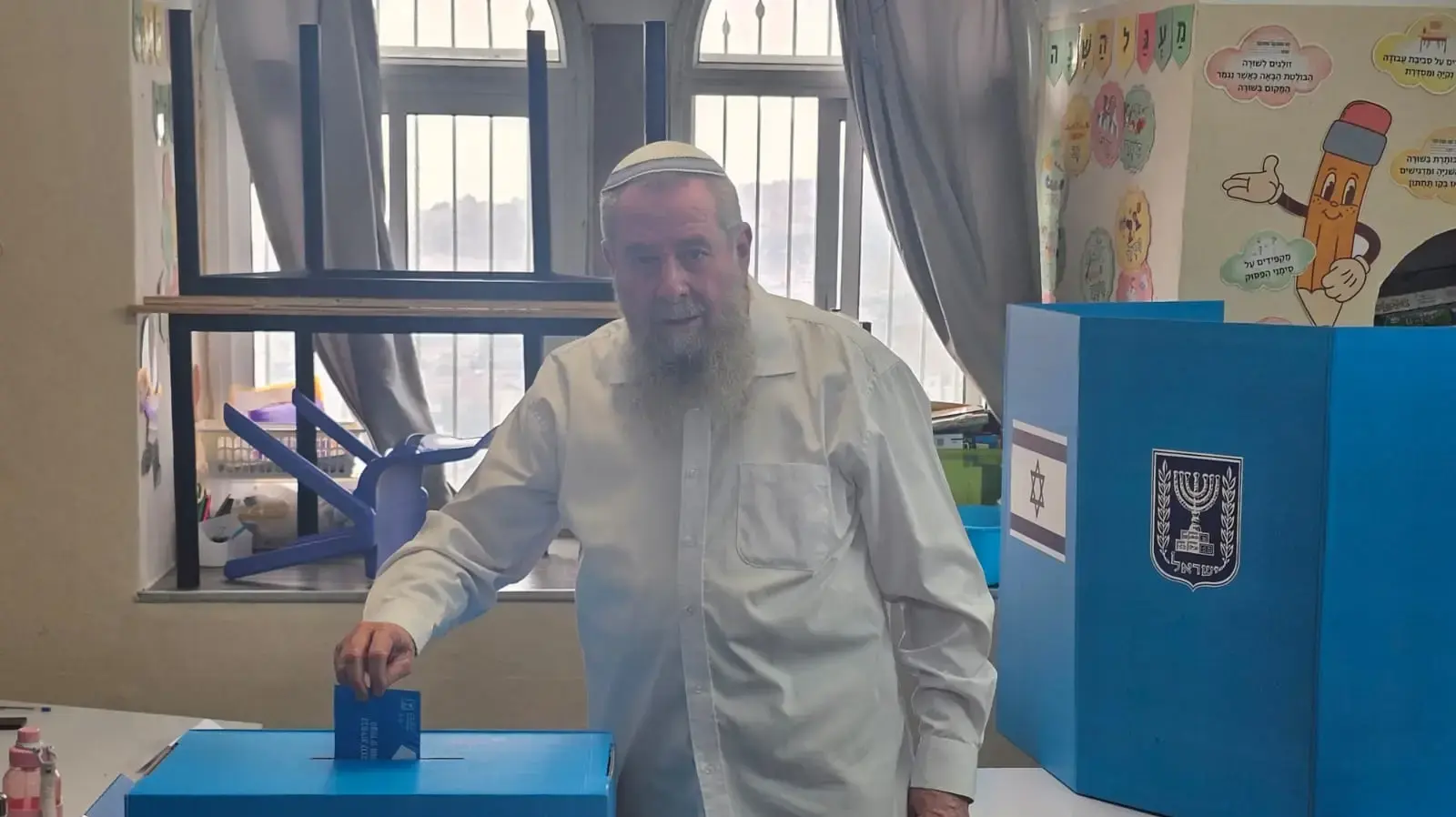 ח"כ אבי מעוז, יו"ר מפלגת "נעם לישראל", מצביע בקלפי ברובע היהודי בירושלים, 27 באוקטובר 2026 ח"כ אבי מעוז, יו"ר מפלגת "נעם לישראל", מצביע בקלפי ברובע היהודי בירושלים, 27 באוקטובר 2026