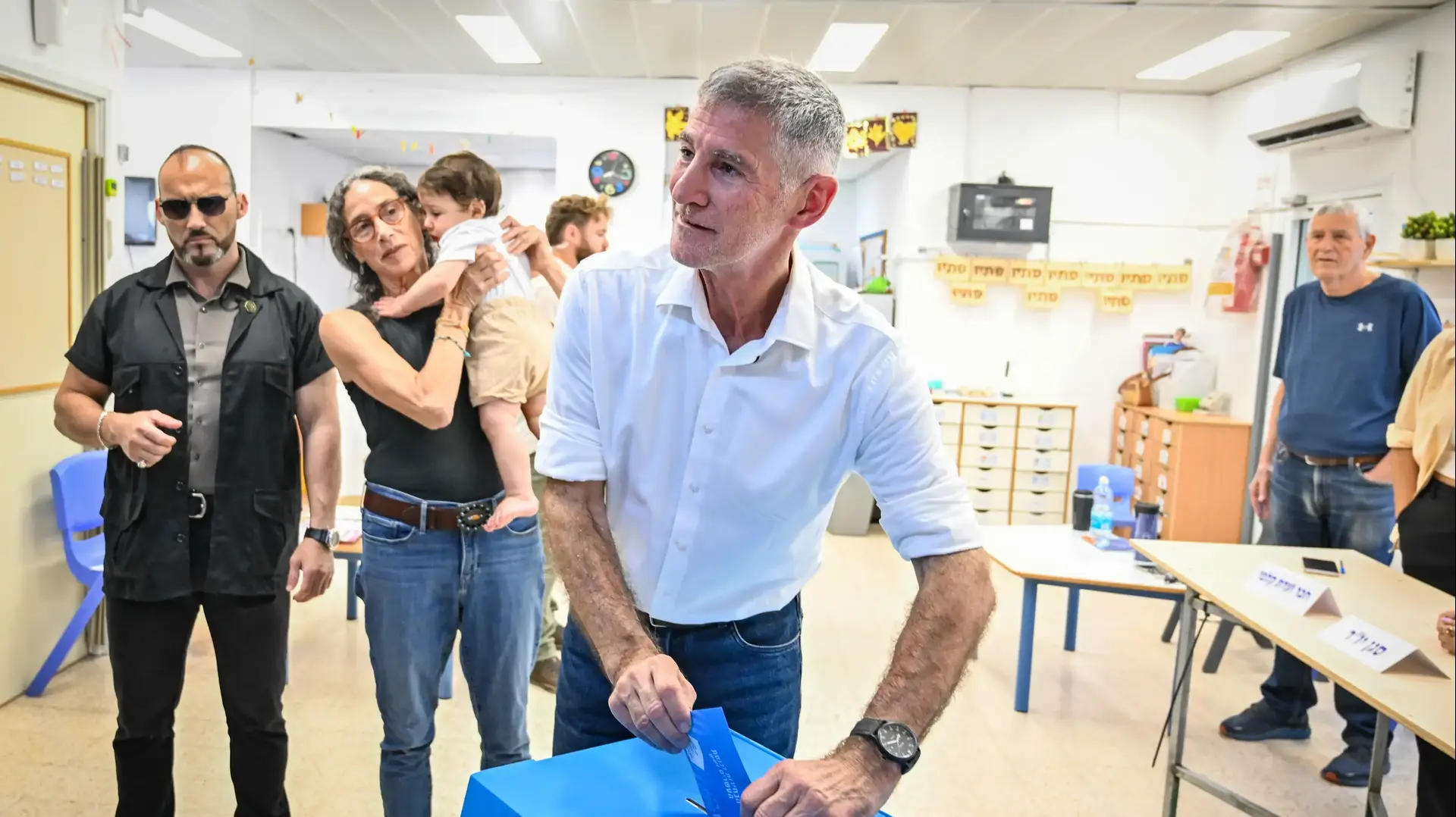 יו"ר מפלגת "הדמוקרטים", יאיר גולן, מצביע בקלפי בראש העין, במהלך הבחירות הכלליות בישראל, 27 באוקטובר 2026. יו"ר מפלגת "הדמוקרטים", יאיר גולן, מצביע בקלפי בראש העין, במהלך הבחירות הכלליות בישראל, 27 באוקטובר 2026.