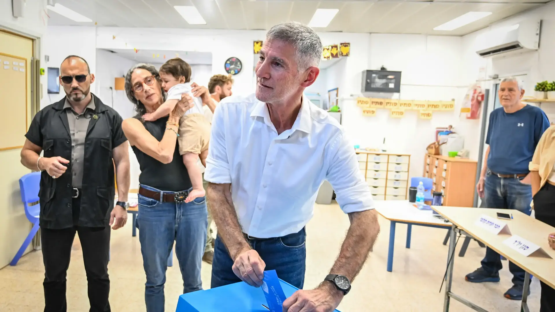 יו"ר מפלגת "הדמוקרטים", יאיר גולן, מצביע בקלפי בראש העין, במהלך הבחירות הכלליות בישראל, 27 באוקטובר 2026. יו"ר מפלגת "הדמוקרטים", יאיר גולן, מצביע בקלפי בראש העין, במהלך הבחירות הכלליות בישראל, 27 באוקטובר 2026.