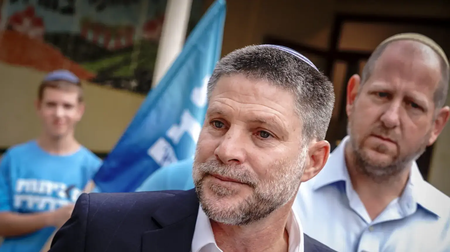 בצלאל סמוטריץ' מצביע בקלפי בקדומים, במהלך יום הבחירות בישראל, 27 באוקטובר 2026