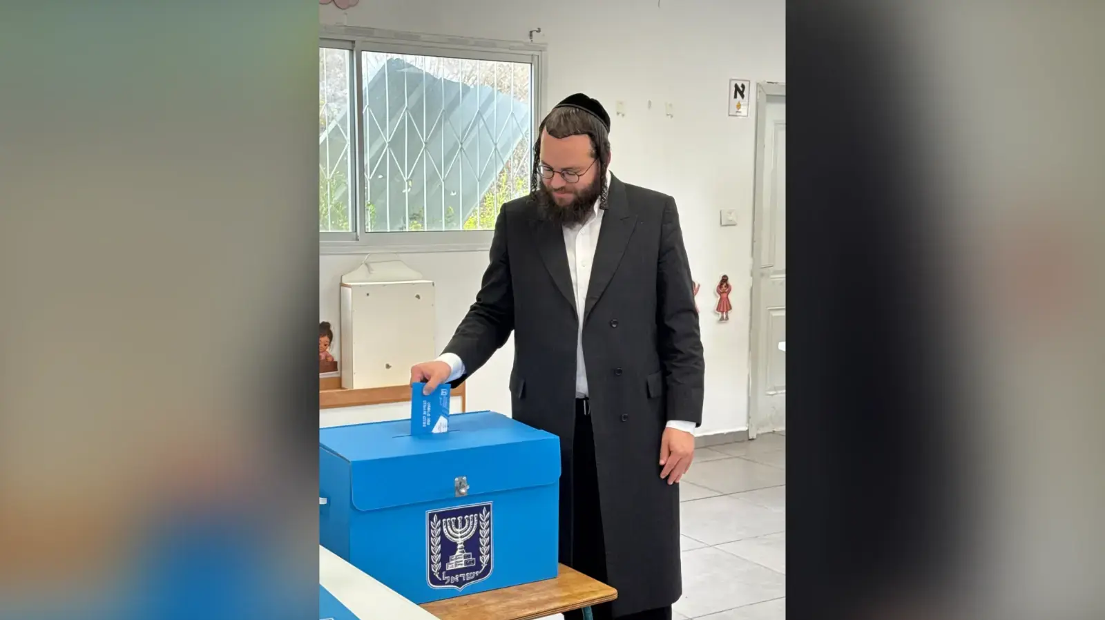 יו״ר מפלגת ״הציבור החרדי״, מוטי לייטנר, הצביע בבית שמש, 27 באוקטובר 2026
יו״ר מפלגת ״הציבור החרדי״, מוטי לייטנר, הצביע בבית שמש, 27 באוקטובר 2026