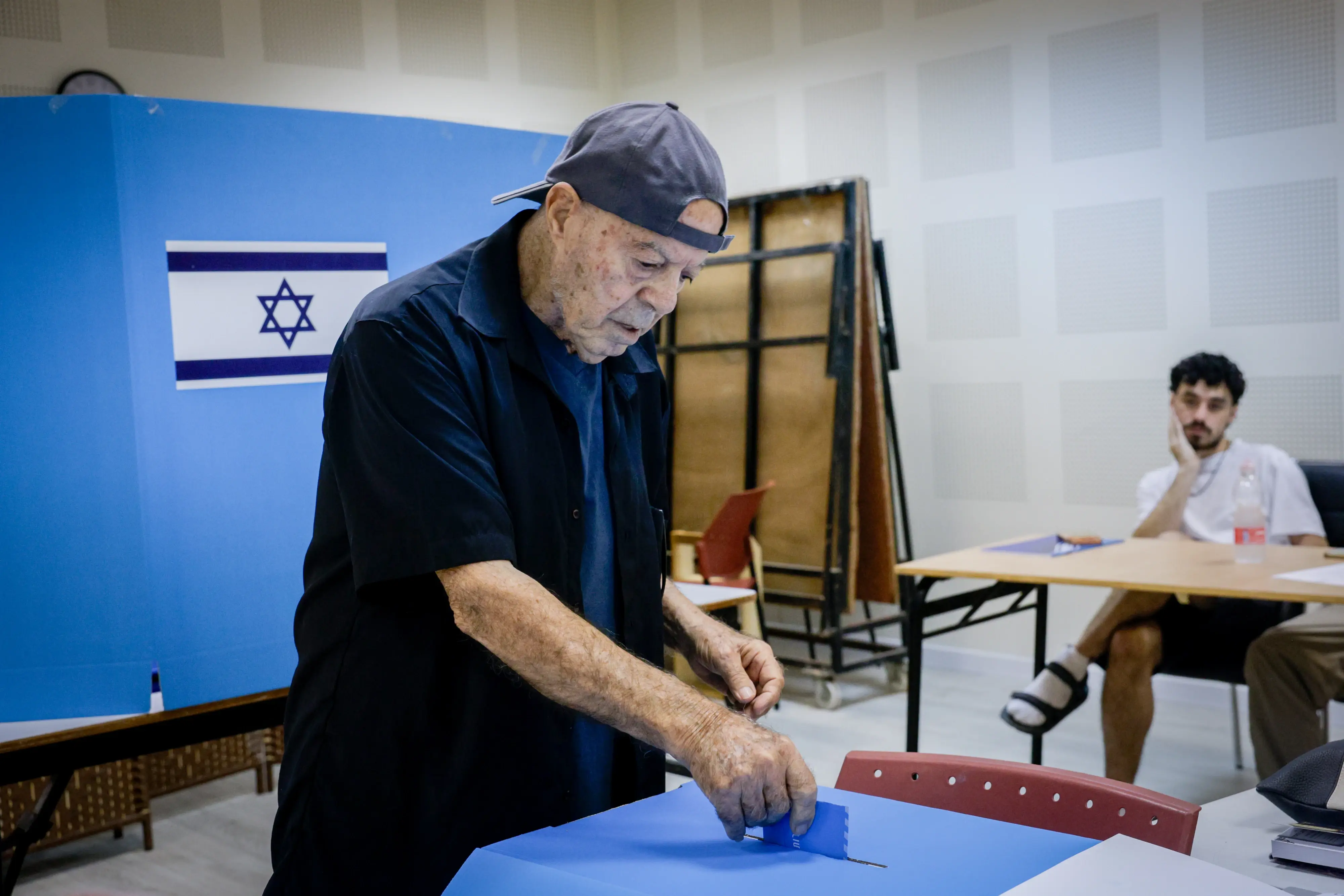 ישראלים מצביעים בקלפי בירושלים במהלך יום הבחירות, 27 באוקטובר 2026. צילום: 