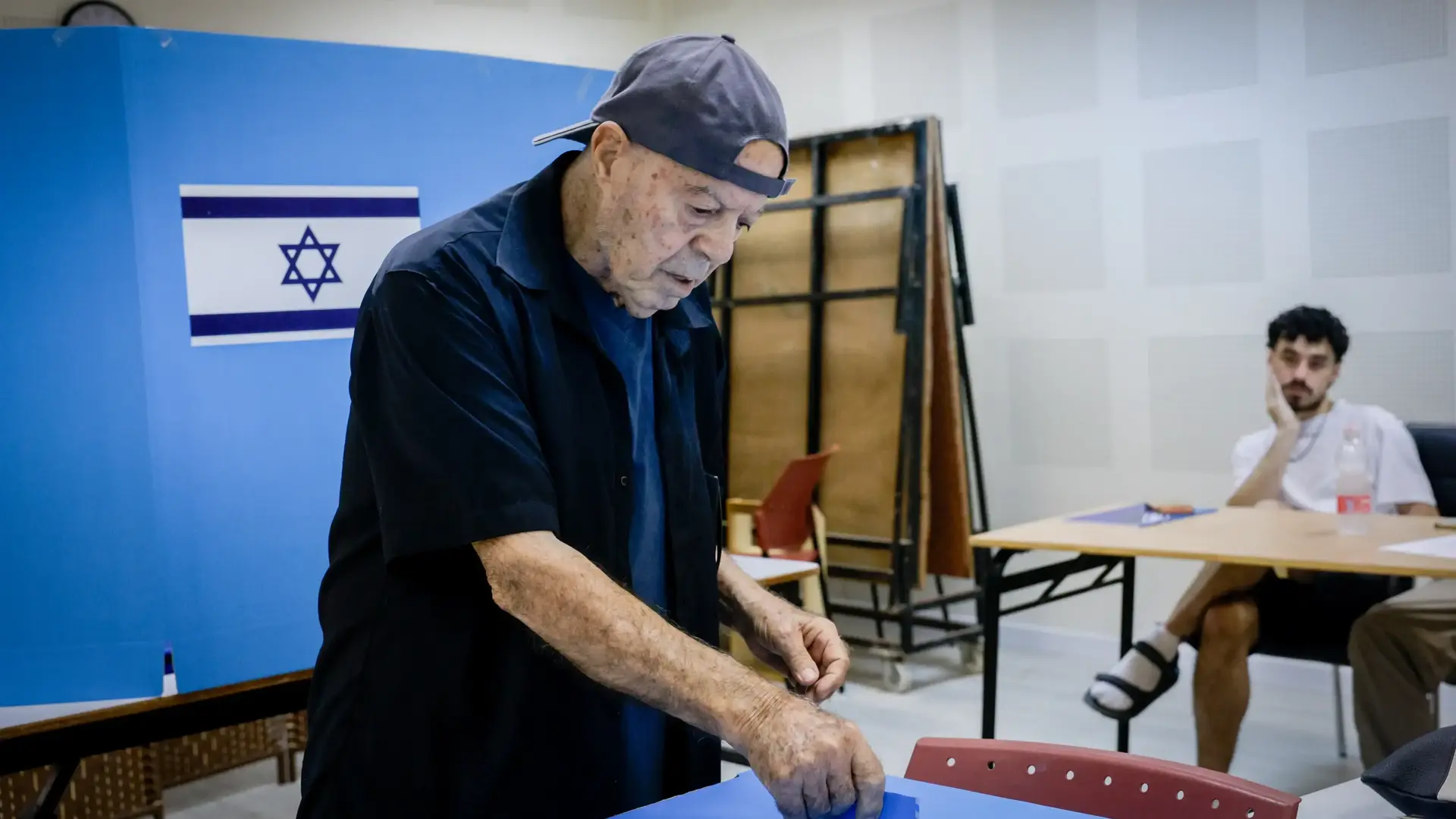 ישראלים מצביעים בקלפי בירושלים במהלך יום הבחירות, 27 באוקטובר 2026. צילום: ישראלים מצביעים בקלפי בירושלים במהלך יום הבחירות, 27 באוקטובר 2026. צילום: