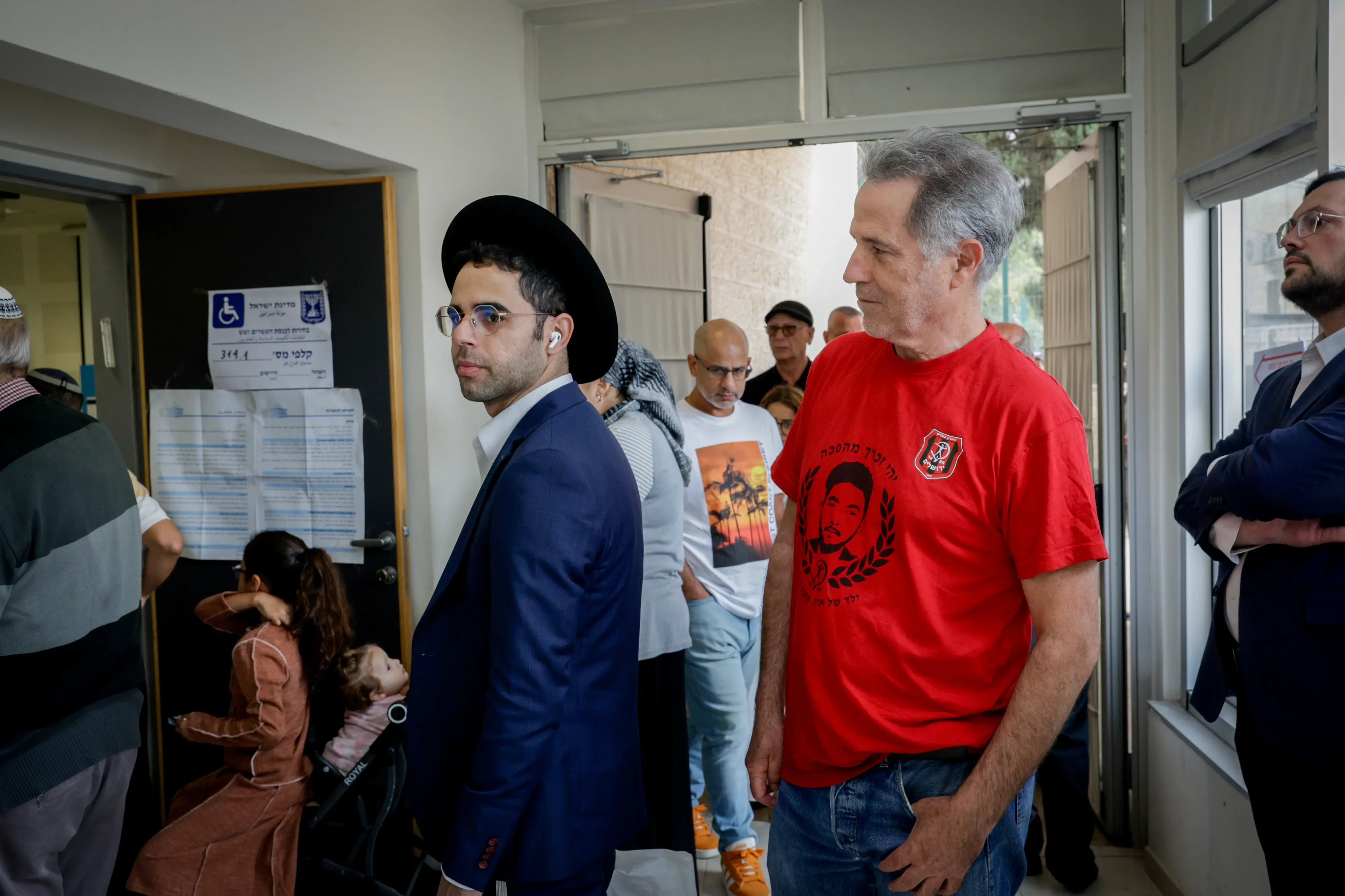 
ישראלים מצביעים בקלפי בירושלים במהלך יום הבחירות, 27 באוקטובר 2026. צילום: 