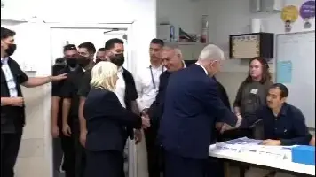 ראש הממשלה בנימין נתניהו ורעייתו שרה נתניהו בקלפי בירושלים