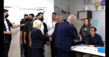 ראש הממשלה בנימין נתניהו ורעייתו שרה נתניהו בקלפי בירושלים