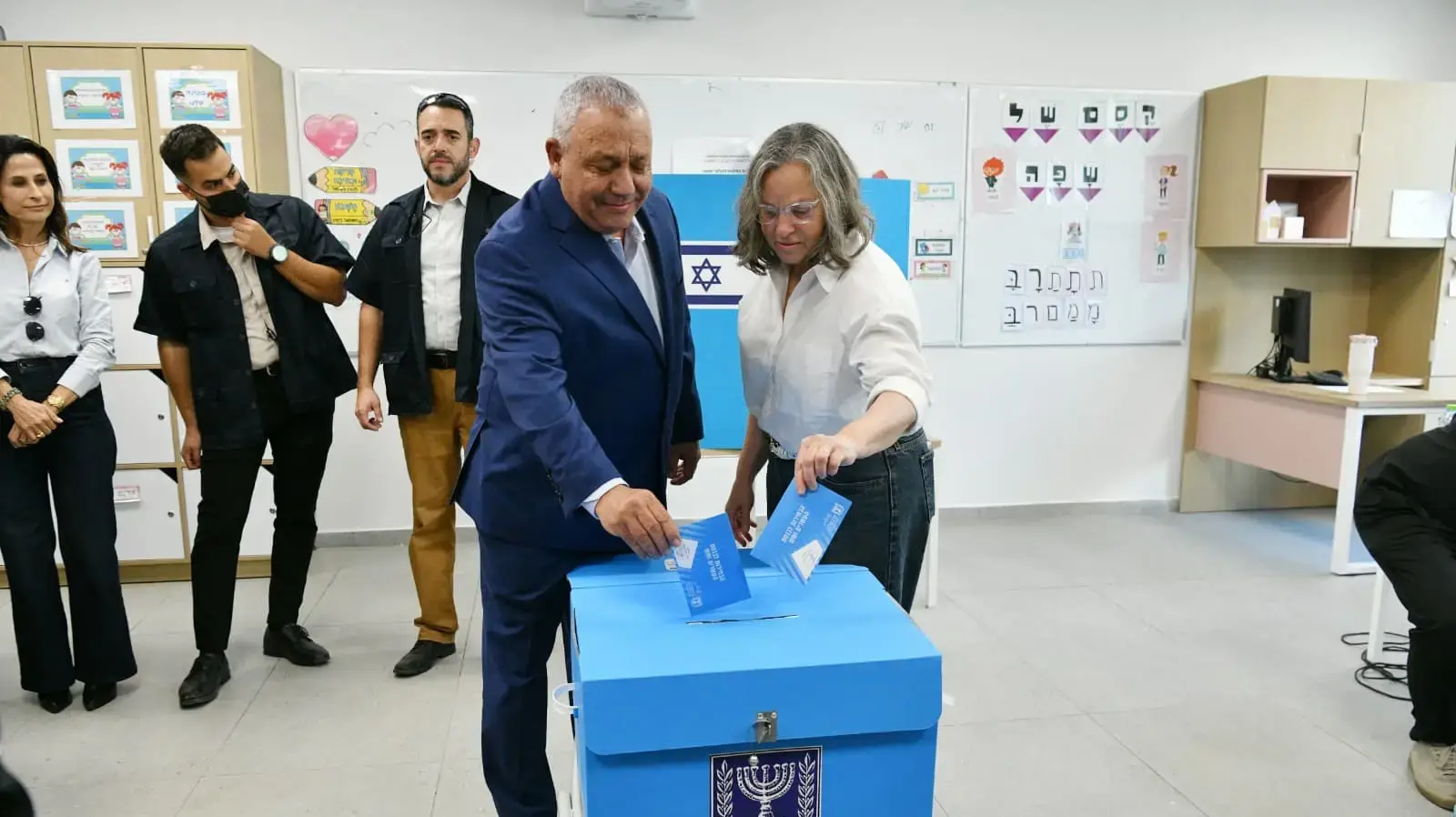 גדי איזנקוט מצביע בקלפי, הרצליה, 27 באוקטובר 2026