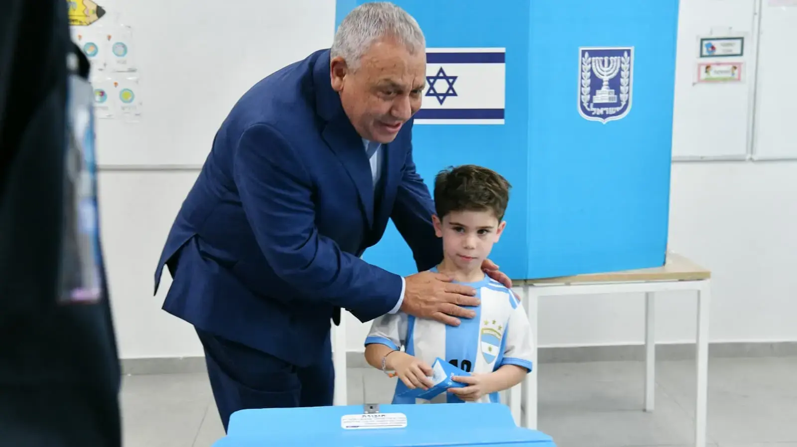 גדי איזנקוט מצביע בקלפי יחד עם נכדו, הרצליה, 27 באוקטובר 2026