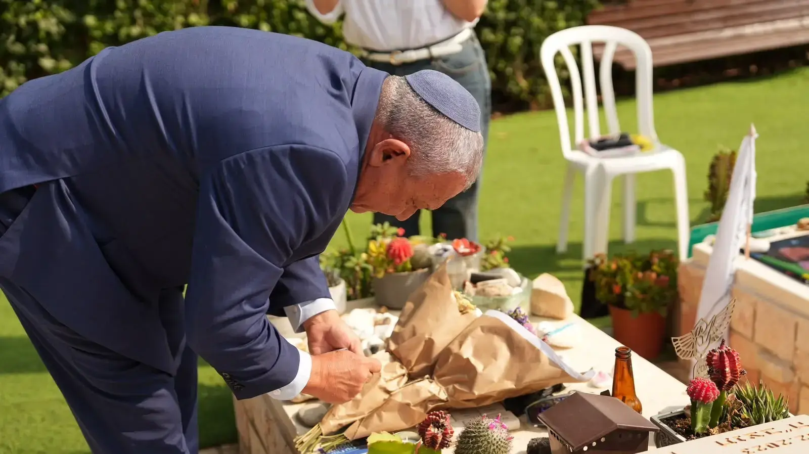 בדרך להצבעה בקלפי, פקדו גדי איזנקוט ורעייתו חנה את קבר בנם גל מאיר ז״ל בבית העלמין בהרצליה