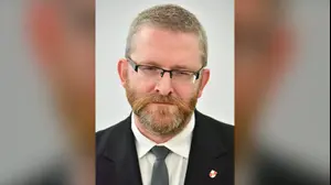 גז'גוז' בראון, חבר הפרלמנט הפולני שכיבה נרות חנוכה עם מטף