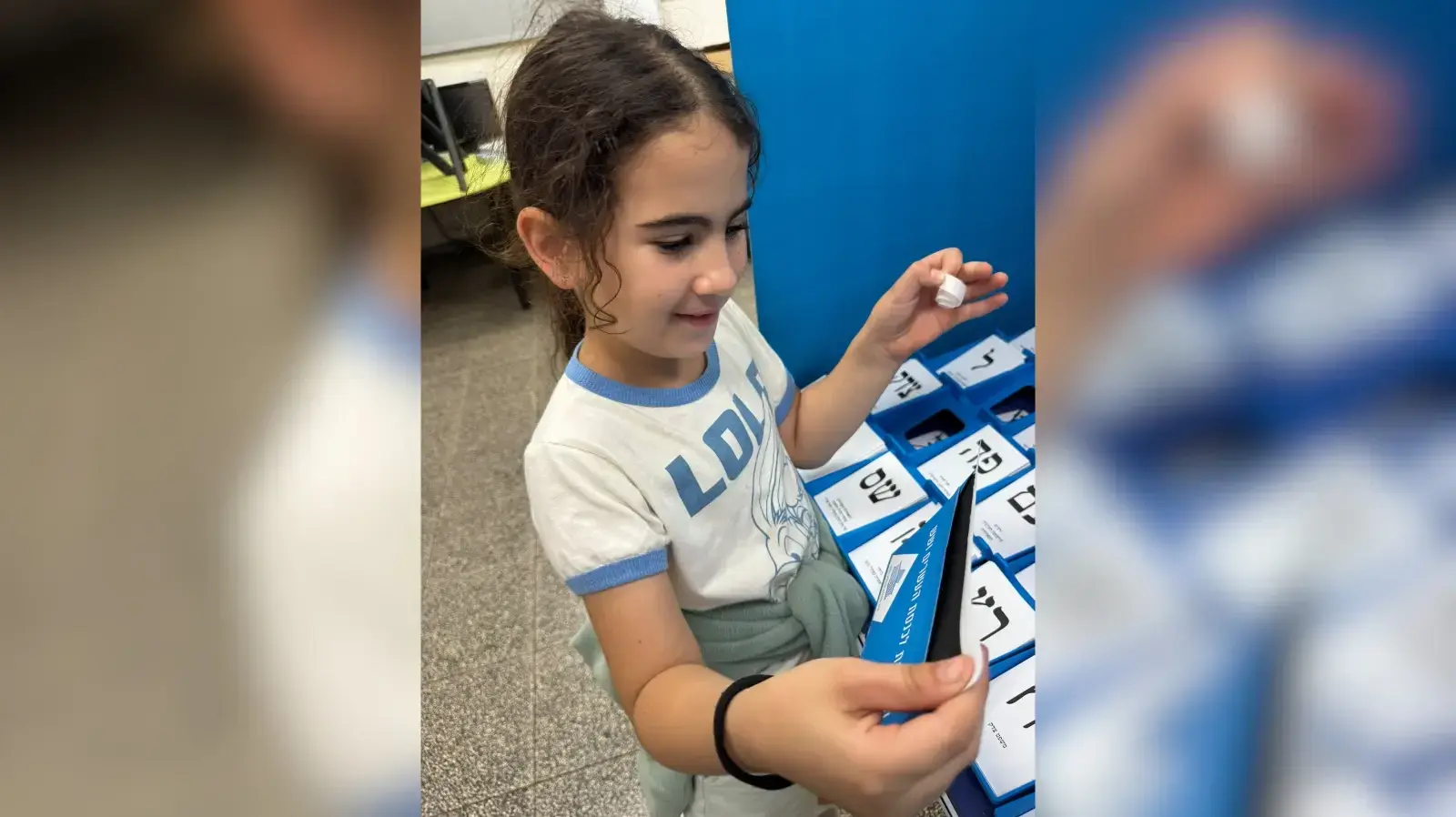 ילדים מצביעים בבחירות