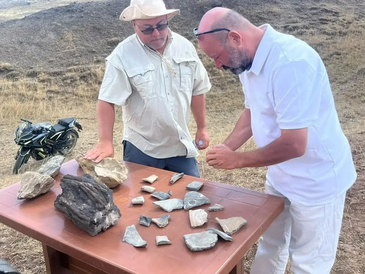 חוקרים בוחנים שברי כלי חרס וחומרים נוספים שנאספו במהלך עבודות שטח בתצורת דורופינר, סמוך להר אררט שבטורקיה חוקרים בוחנים שברי כלי חרס וחומרים נוספים שנאספו במהלך עבודות שטח בתצורת דורופינר, סמוך להר אררט שבטורקיה