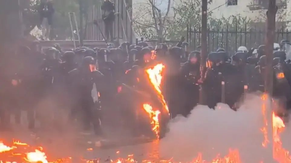 שוטר עולה באש בהפגנה בצרפת 