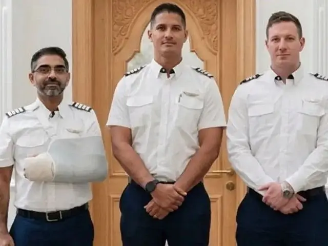 אנשי צוות טיסת פליי דובאי, שסייעו להנחית את המטוס בשלום לאחר ניסיון הפיגוע בתא הטייס אנשי צוות טיסת פליי דובאי, שסייעו להנחית את המטוס בשלום לאחר ניסיון הפיגוע בתא הטייס