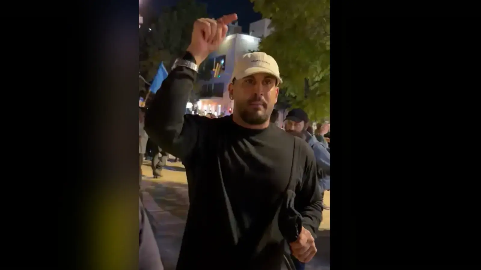 מפגין ימין מאיים על מפגינים שקראו להקמת ממשלה בידי מפלגות גוש השינוי