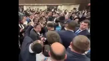 נשיא ארגנטינה חאביר מיליי רוקד עם תלמידי ישיבות בניו יורק "עם ישראל חי"