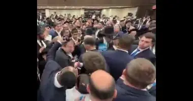 נשיא ארגנטינה חאביר מיליי רוקד עם תלמידי ישיבות בניו יורק "עם ישראל חי"