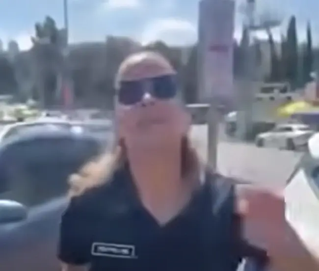 פקחית בחיפה תוקפת מילולית צעיר ערבי פקחית בחיפה תוקפת מילולית צעיר ערבי