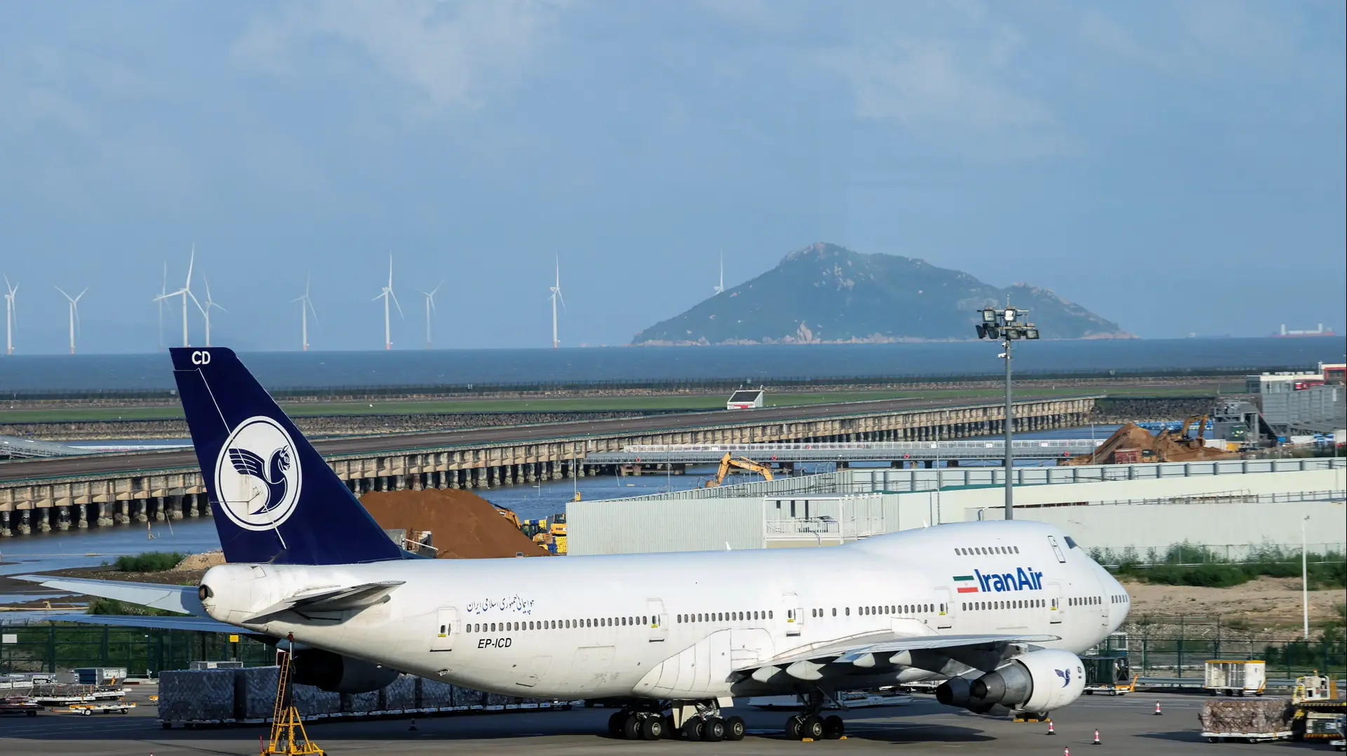 מטוס בואינג 747-200 של חברת "איראן אייר" חונה ברחבת המטען בנמל התעופה הבינלאומי של מקאו.