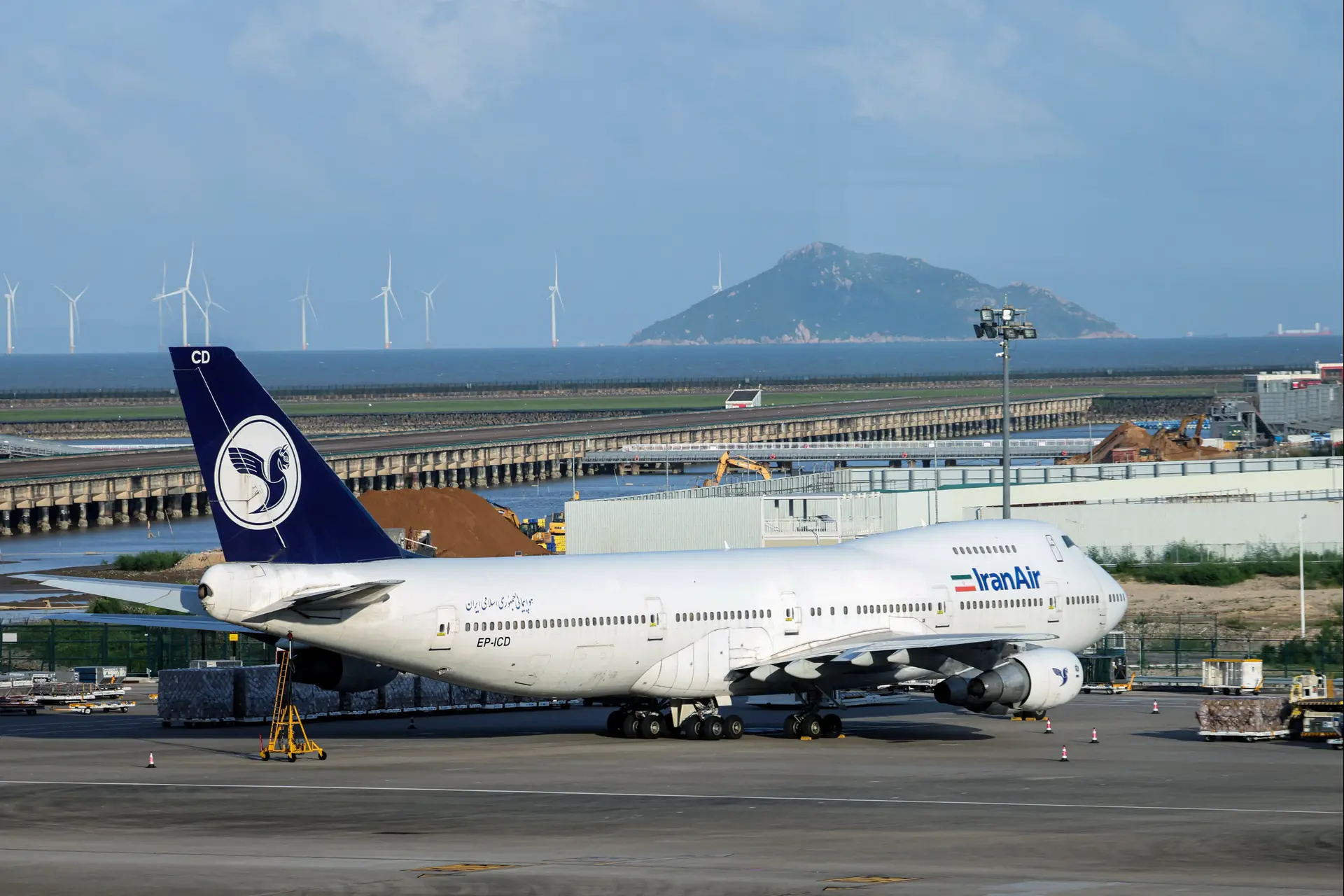 מטוס בואינג 747-200 של חברת "איראן אייר" חונה ברחבת המטען בנמל התעופה הבינלאומי של מקאו. מטוס בואינג 747-200 של חברת "איראן אייר" חונה ברחבת המטען בנמל התעופה הבינלאומי של מקאו.