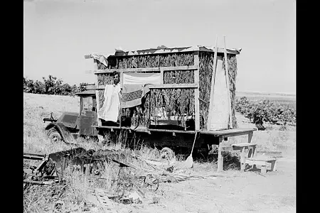 שומר בסוכת שמירה בפרדסי גבעת ברנר, 1937 שומר בסוכת שמירה בפרדסי גבעת ברנר, 1937