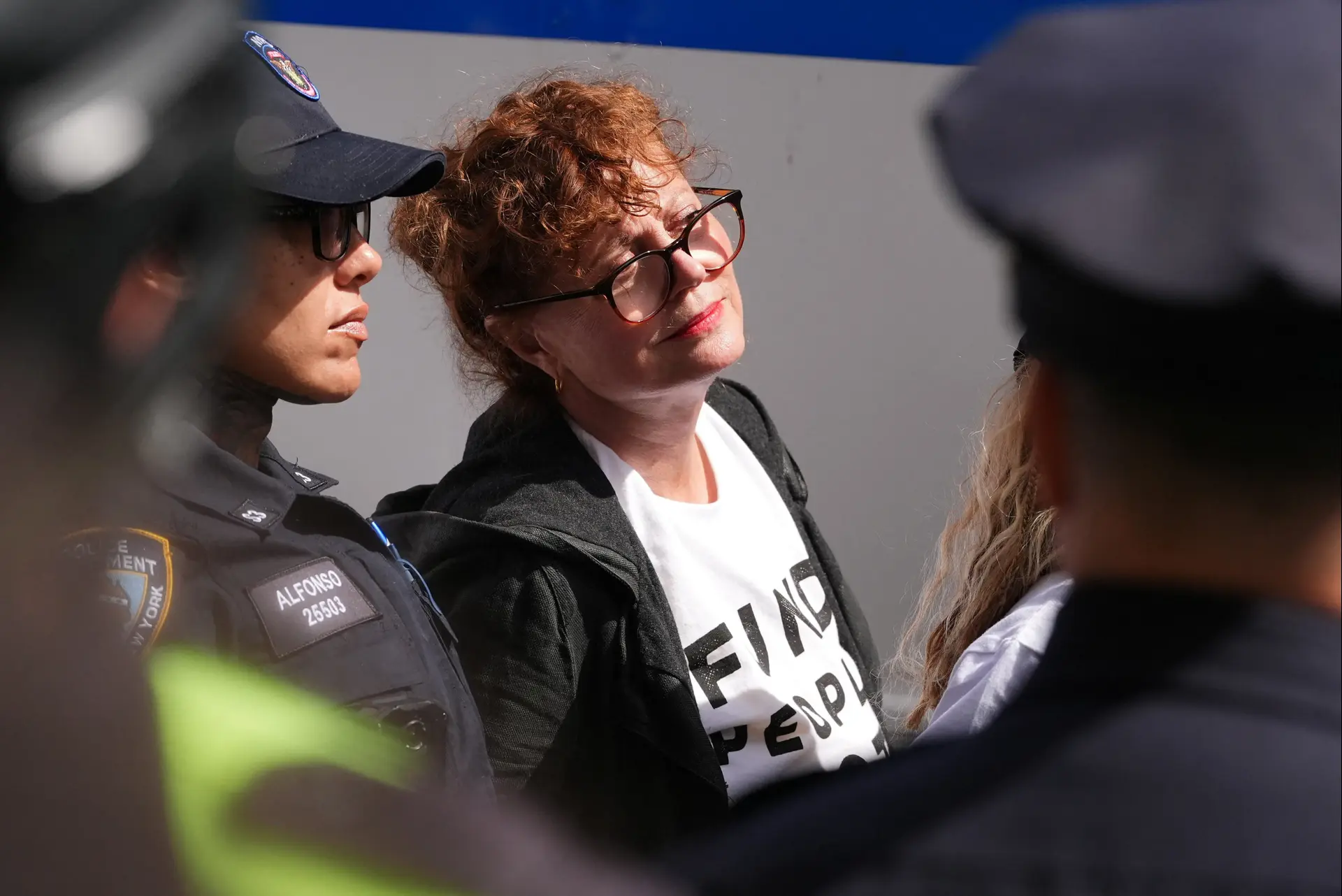 השחקנית סוזן סרנדון מעוכבת במהלך מחאה לקראת נאומו של ראש ממשלת ישראל בנימין נתניהו בפני העצרת הכללית ה-81 של האו"ם בניו יורק, ארה"ב, 24 בספטמבר 2026. השחקנית סוזן סרנדון מעוכבת במהלך מחאה לקראת נאומו של ראש ממשלת ישראל בנימין נתניהו בפני העצרת הכללית ה-81 של האו"ם בניו יורק, ארה"ב, 24 בספטמבר 2026.