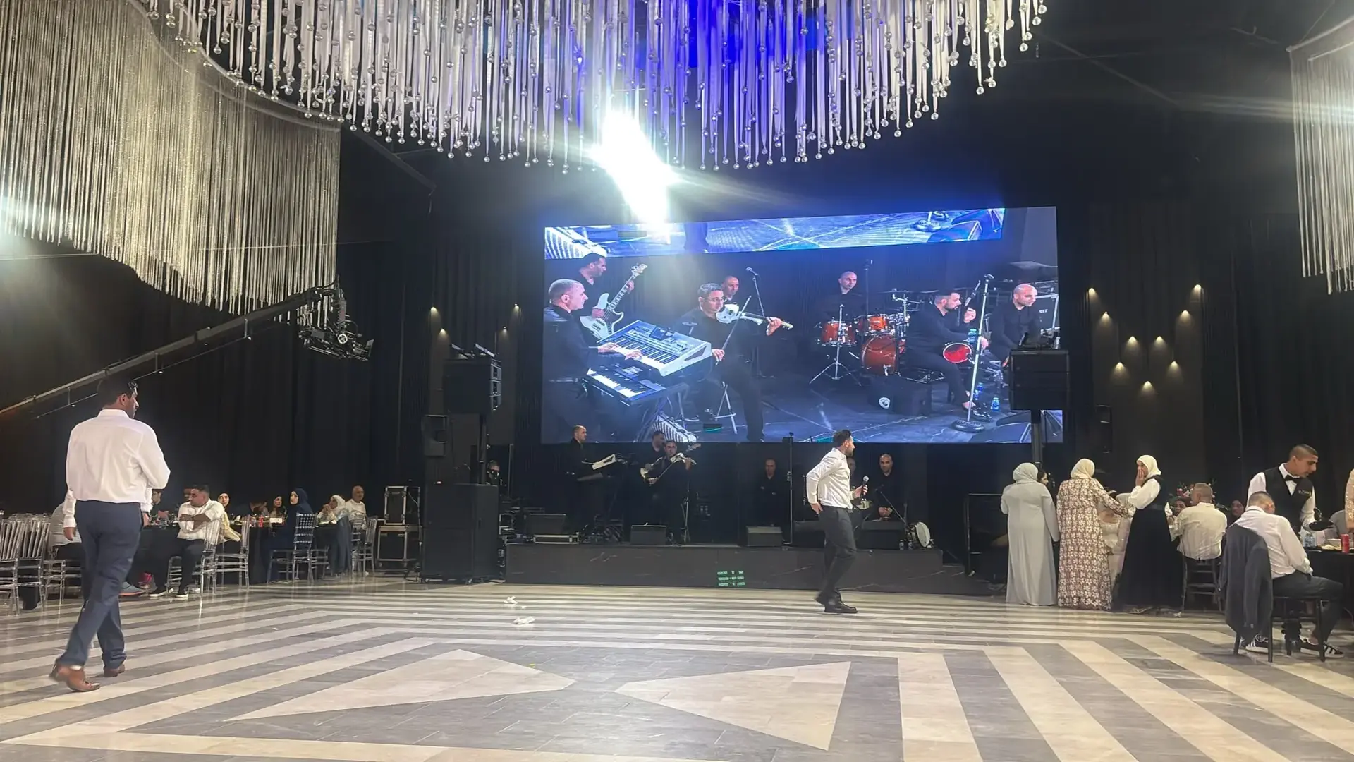 אורחים ממתינים באולם בערערה אורחים ממתינים באולם בערערה