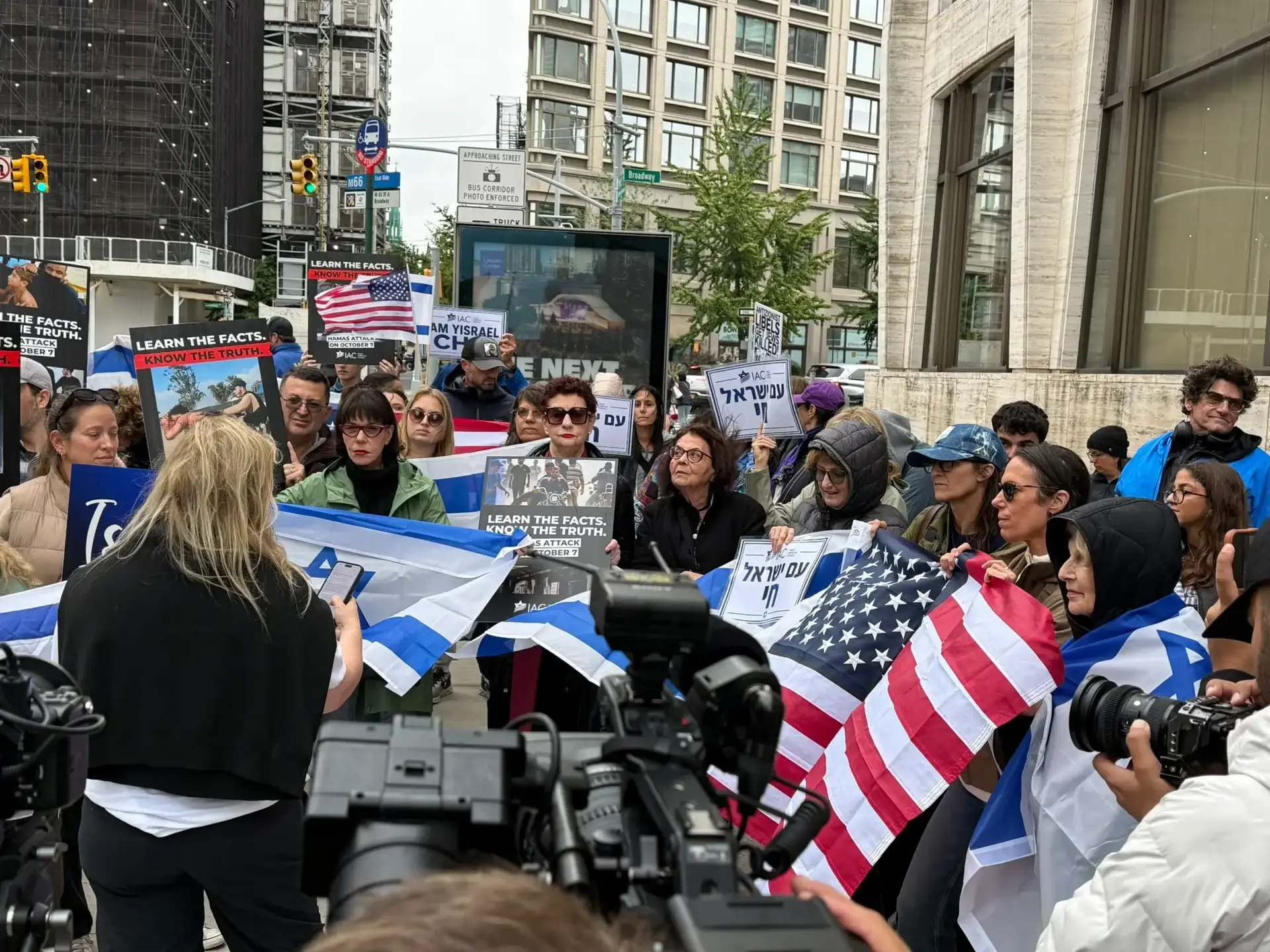 הפגנה מול ההקרנה של נז"א בניו יורק הפגנה מול ההקרנה של נז"א בניו יורק