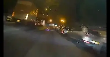 ברחו על קורקינט, חצו באדום - ונעצרו עם אקדח טעון | תיעוד