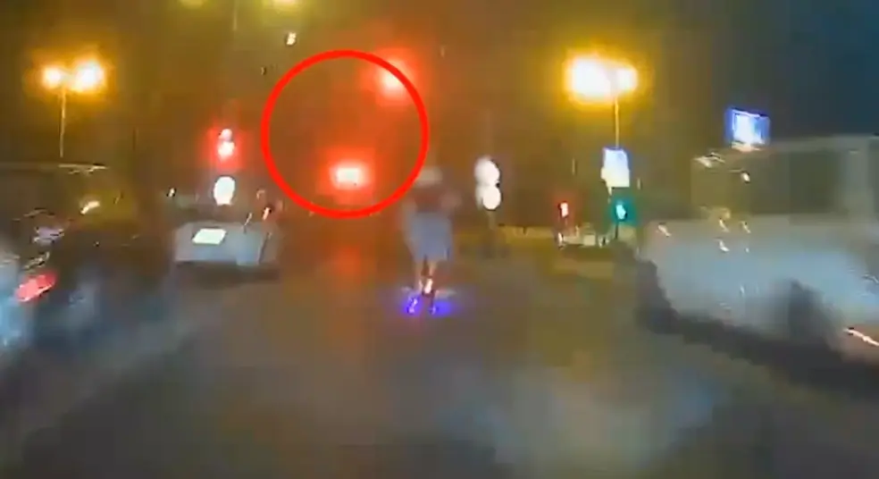 ברחו על קורקינט, חצו באדום - ונעצרו עם אקדח טעון ברחו על קורקינט, חצו באדום - ונעצרו עם אקדח טעון