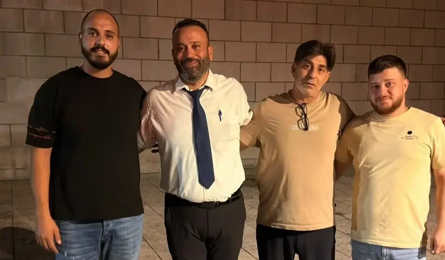 שוחררו. החתן הרופא ד״ר מוסא חסדייה (מימין), אביו בעל האטליז נועמאן חסדייה, עו״ד מוחמד מואסי והדי ג׳יי מוחמד מחאג׳נה - מחוץ לבית המשפט. שוחררו. החתן הרופא ד״ר מוסא חסדייה (מימין), אביו בעל האטליז נועמאן חסדייה, עו״ד מוחמד מואסי והדי ג׳יי מוחמד מחאג׳נה - מחוץ לבית המשפט.