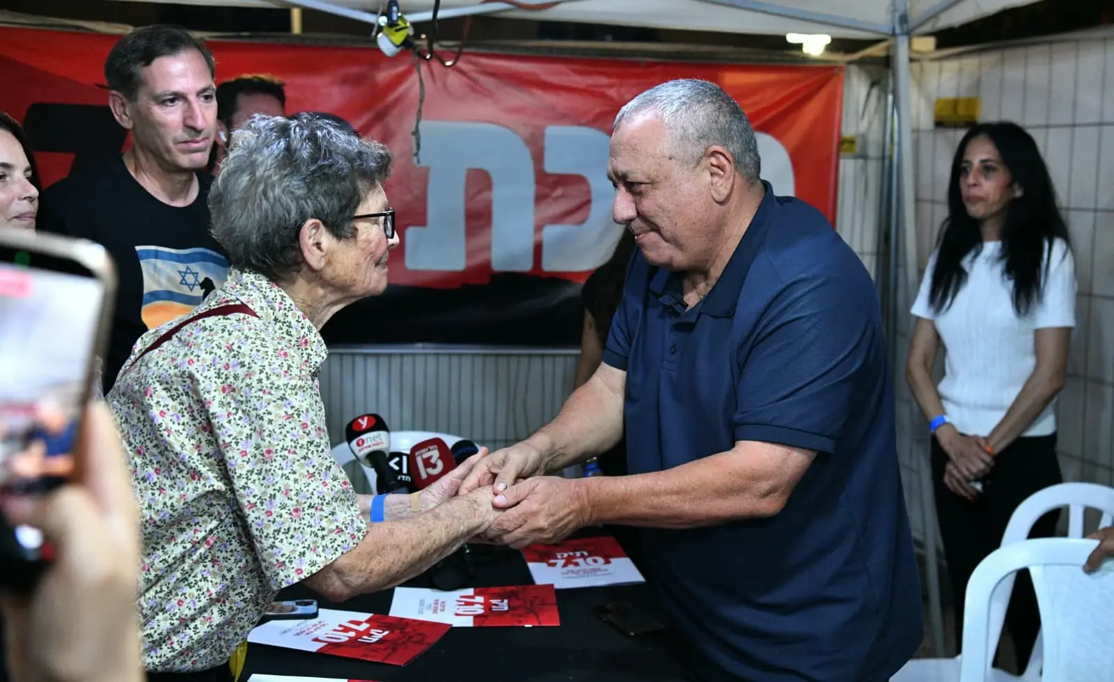גדי איזנקוט עם יוכבד ליפשיץ, "סוכת המחדל" משפחות החטופים, כיכר החטופים, 27 בספטמבר 2026 גדי איזנקוט עם יוכבד ליפשיץ, "סוכת המחדל" משפחות החטופים, כיכר החטופים, 27 בספטמבר 2026