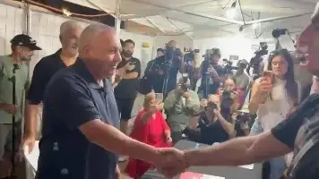 גדי איזנקוט ביקור ב"סוכת המחדל" משפחות החטופים, כיכר החטופים, 27 בספטמבר 2026