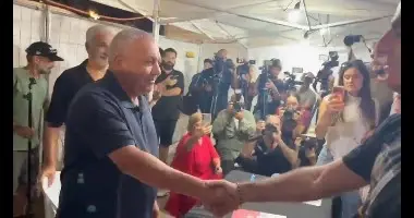 גדי איזנקוט ביקור ב"סוכת המחדל" משפחות החטופים, כיכר החטופים, 27 בספטמבר 2026