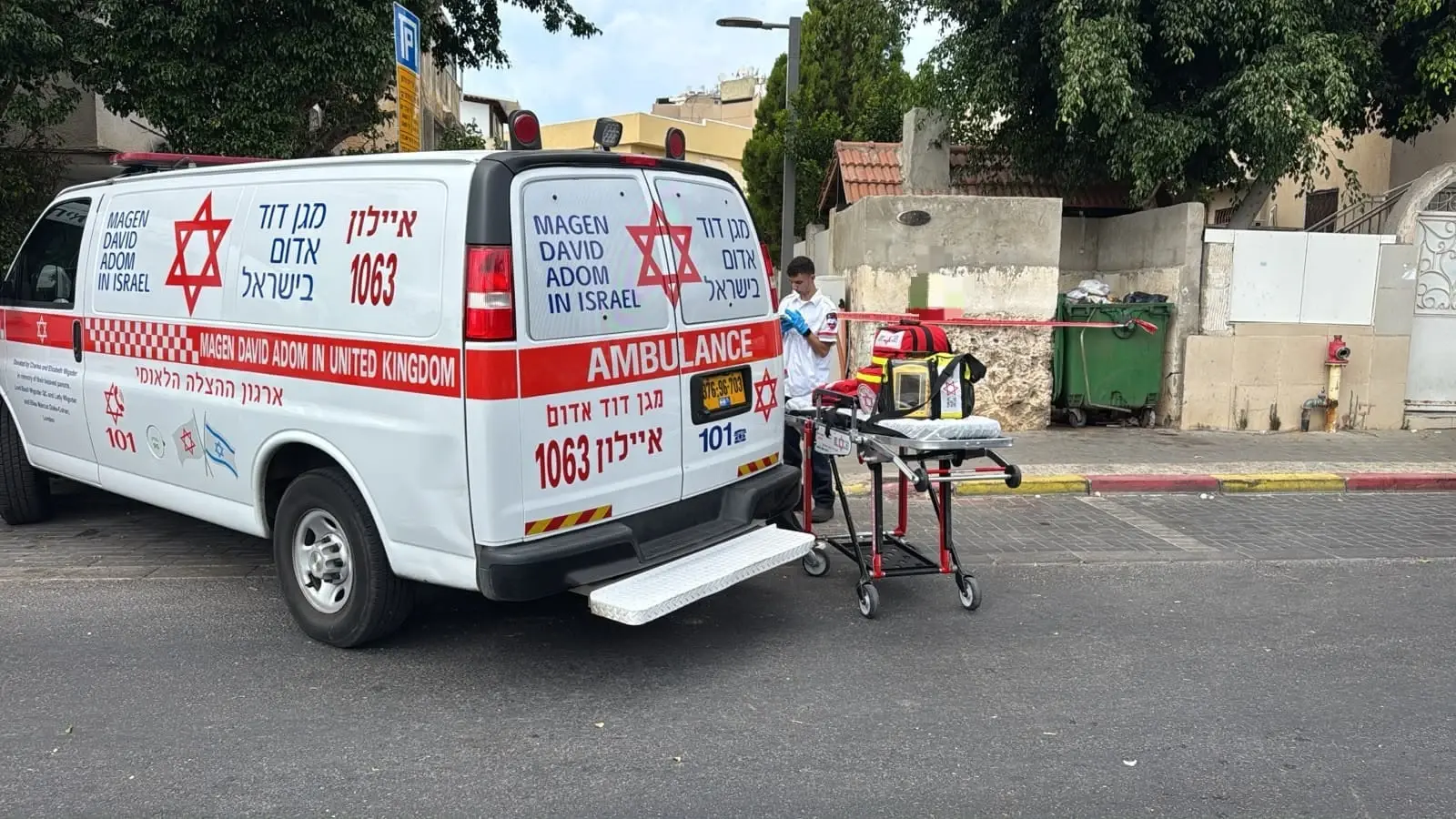 חובשים ופרמדיקים של מד"א העניקו טיפול רפואי לנער שנפצע ברח' הסנהדרין בחולון. חובשים ופרמדיקים של מד"א העניקו טיפול רפואי לנער שנפצע ברח' הסנהדרין בחולון.
