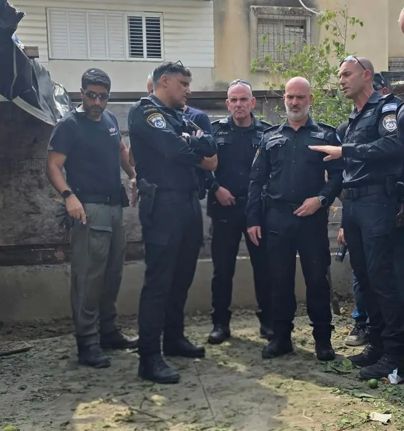 כוחות המשטרת בזירת האירוע בחולון שבו נפצע ילד בן 15 כוחות המשטרת בזירת האירוע בחולון שבו נפצע ילד בן 15