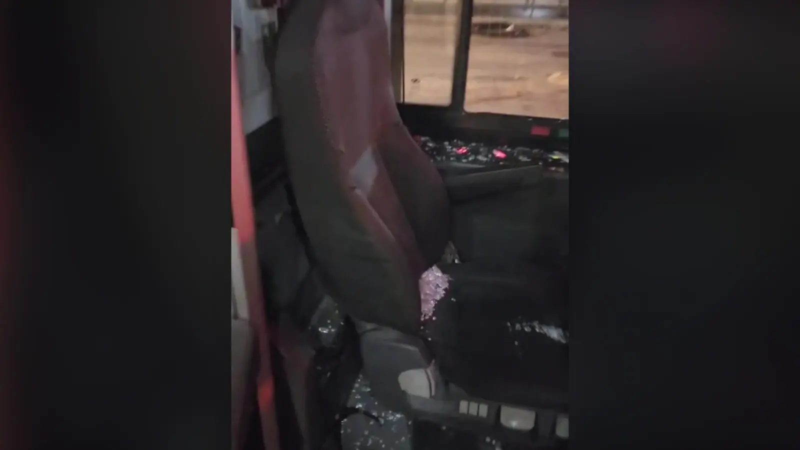נהג האוטובוס נפגע בעיניו לאחר שנחסם ע"י רכב פרטי והותקף, ירושלים נהג האוטובוס נפגע בעיניו לאחר שנחסם ע"י רכב פרטי והותקף, ירושלים